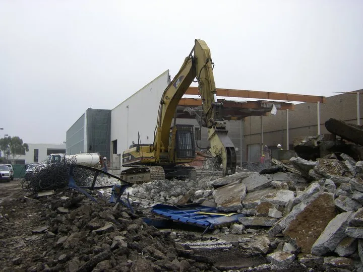excavator being used in nippon express usa demolition project - pic 1